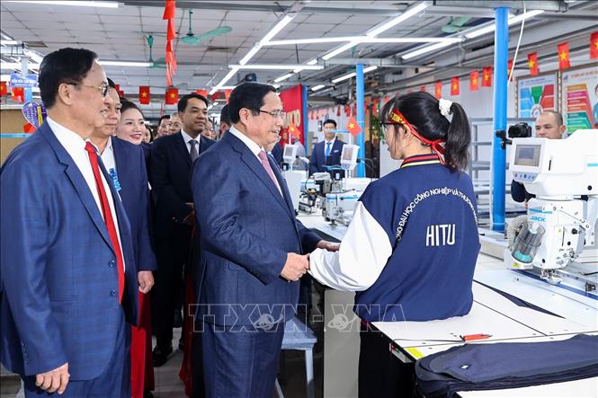 Thủ tướng Phạm Minh Chính thăm xưởng may của Tổng Công ty May 10. Ảnh: Dương Giang-TTXVN
