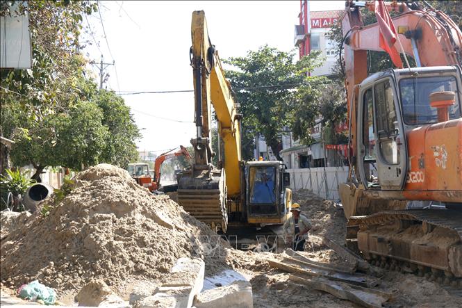 Dự án nâng cấp đường Thủ Khoa Huân kết nối tuyến đường du lịch Mũi Né được đẩy nhanh tiến độ, dự kiến hoàn thành trước Tết Nguyên đán Bính Ngọ 2026. Ảnh: Nguyễn Thanh - TTXVN