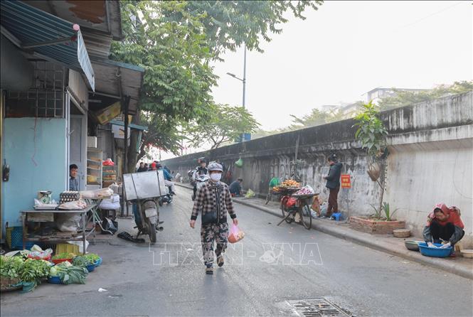 Điểm kinh doanh tự phát tại khu vực từ số 193 - 403 đường Hồng Hà, phường Hồng Hà, bày bán trên vỉa hè, lòng đường, bất chấp biển cấm họp chợ, được xếp vào nhóm 1 và phải hoàn thành giải tỏa trước ngày 30/01/2026. Ảnh: Phan Phương – TTXVN