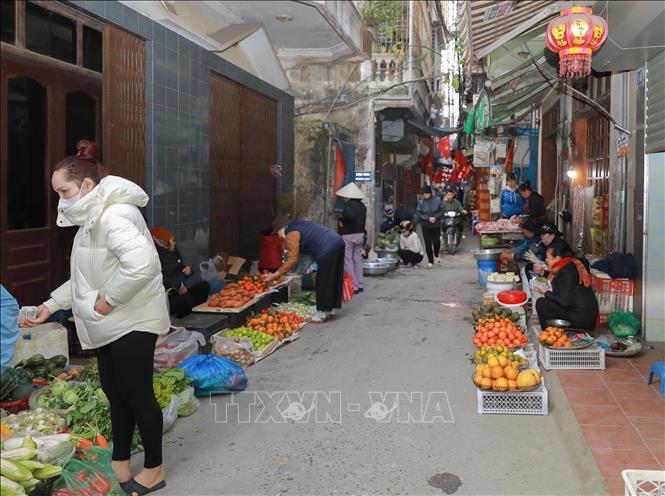 Hàng hóa bày tràn xuống lòng đường tại ngõ 670 Nguyễn Khoái, phường Vĩnh Hưng. Ảnh: Phan Phương – TTXVN