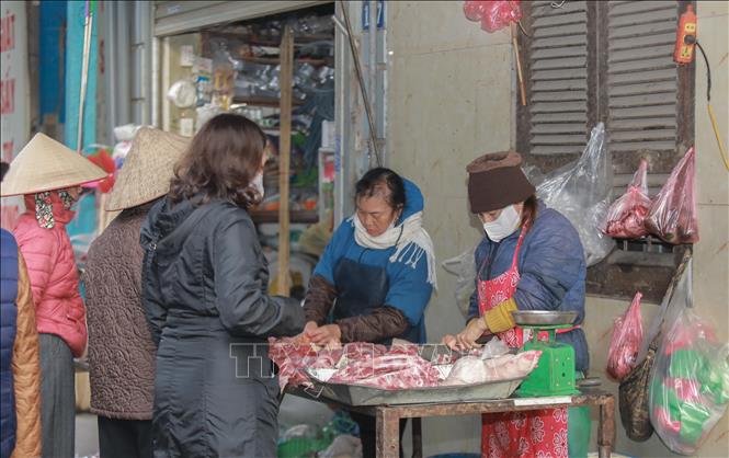 Kinh doanh tự phát trên vỉa hè, trong ngõ trở thành thói quen của nhiều người dân. Ảnh: Phan Phương – TTXVN