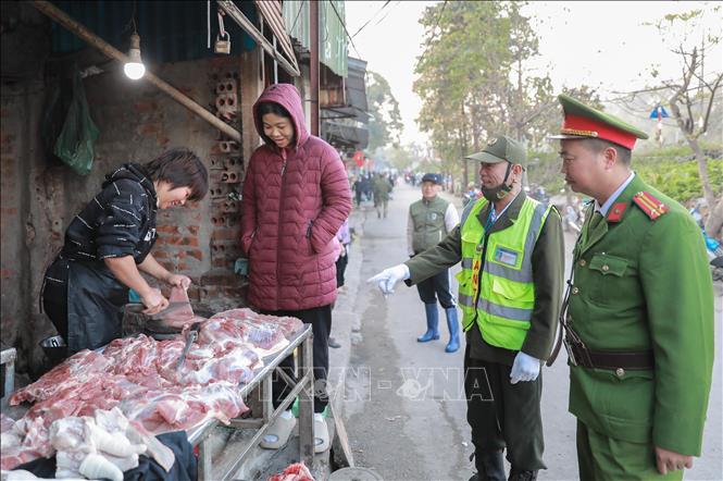 Tổ Cảnh sát trật tự phường Lĩnh Nam tuyên truyền, vận động người dân chấp hành kỷ cương đô thị tại khu vực chợ cóc tự phát  oạn từ 683-749 đường Nguyễn Khoái, phường Lĩnh Nam. Ảnh: Phan Phương – TTXVN