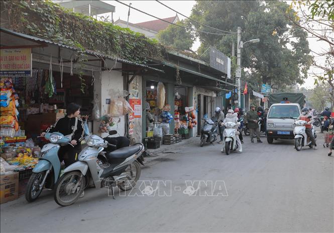 Chợ cóc tại khu vực đường Nguyễn Khoái, phường Lĩnh Nam, kinh doanh thực phẩm và hàng tiêu dùng thiết yếu, được xếp vào nhóm 1 và phải hoàn thành giải tỏa trước ngày 30/01/2026. Ảnh: Phan Phương – TTXVN