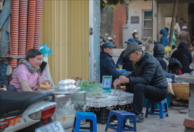 Khu vực kinh doanh tự phát tại ngõ 161 đường Dương Văn Bé, phường Vĩnh Hưng với hiều hộ kinh doanh thực phẩm, hàng tiêu dùng lấn chiếm lòng đường, vỉa hè. Ảnh: Phan Phương – TTXVN