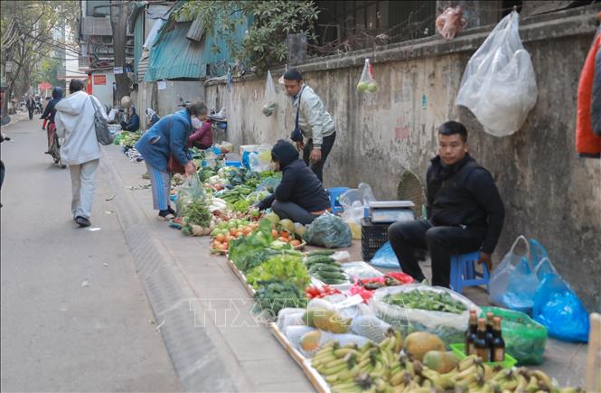 Khu vực kinh doanh tự phát tại ngõ 161 đường Dương Văn Bé, phường Vĩnh Hưng với khoảng 50 hộ kinh doanh thực phẩm, hàng tiêu dùng lấn chiếm lòng đường, vỉa hè, được xếp vào nhóm 1 và phải hoàn thành giải tỏa trước ngày 30/01/2026. Ảnh: Phan Phương – TTXVN
