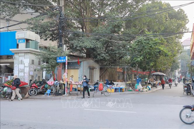 Khu vực kinh doanh tự phát tại ngõ 161 đường Dương Văn Bé, phường Vĩnh Hưng với khoảng 50 hộ kinh doanh thực phẩm, hàng tiêu dùng lấn chiếm lòng đường, vỉa hè, được xếp vào nhóm 1 và phải hoàn thành giải tỏa trước ngày 30/01/2026. Ảnh: Phan Phương – TTXVN