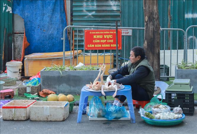 Nhiều sạp hàng được bày la liệt, lấn lòng đường tại ngõ 622 Minh Khai, phường Vĩnh Tuy. Ảnh: Phan Phương – TTXVN