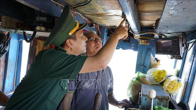 BĐBP Gia Lai kiểm tra thiết bị giám sát hành trình tàu cá. Ảnh: Đình Quân - TTXVN                    