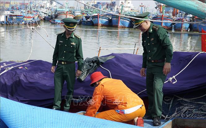 BĐPB Gia Lai tăng cường công tác kiểm tra, kiểm soát tàu cá. Ảnh: Đình Quân - TTXVN  