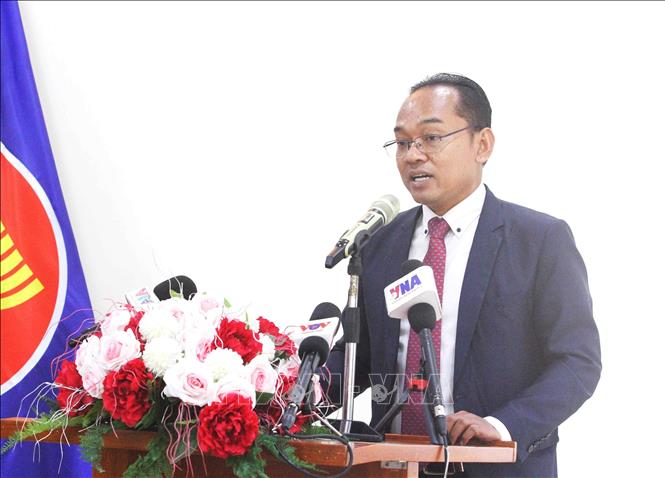 Tiến sĩ Seun Sam, nhà nghiên cứu chính sách thuộc Viện Hàn lâm Hoàng gia Campuchia (RAC) trình bày tham luận tại tọa đàm. Ảnh: Hoàng Minh - PV TTXVN tại Campuchia 