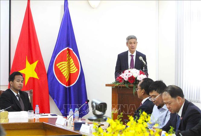 Tiến sĩ Nguyễn Minh Vũ, Bí thư Đảng ủy, Đại sứ Việt Nam tại Vương quốc Campuchia phát biểu bế mạc tọa đàm. Ảnh: Hoàng Minh - PV TTXVN tại Campuchia 