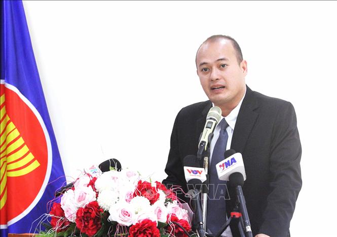 Thạc sĩ Thong Mengdavid, Nhà nghiên cứu thuộc Viện Nghiên cứu Quốc tế và Chính sách công, Đại học Hoàng gia Phnom Penh (RUPP) trình bày tham luận tại tọa đàm. Ảnh: Hoàng Minh - PV TTXVN tại Campuchia 