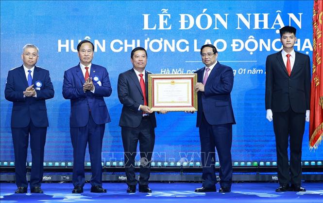 Thủ tướng Phạm Minh Chính trao Huân chương Lao động hạng Nhất cho Tổng Công ty May 10. Ảnh: Dương Giang-TTXVN
