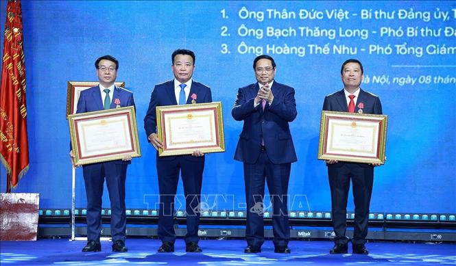 Thủ tướng Phạm Minh Chính trao Huân chương Lao động hạng Ba cho các cá nhân của Tổng Công ty May 10. Ảnh: Dương Giang-TTXVN
