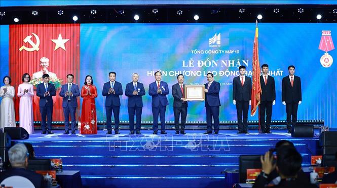 Thủ tướng Phạm Minh Chính trao Huân chương Lao động hạng Nhất cho Tổng Công ty May 10. Ảnh: Dương Giang-TTXVN
