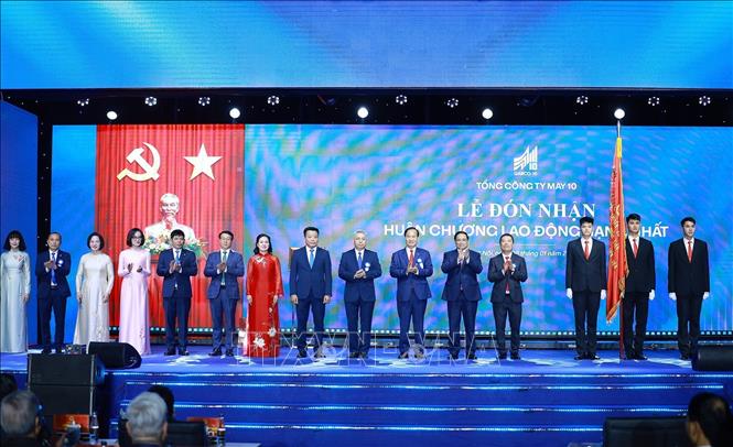 Thủ tướng Phạm Minh Chính trao Huân chương Lao động hạng Nhất cho Tổng Công ty May 10. Ảnh: Dương Giang-TTXVN
