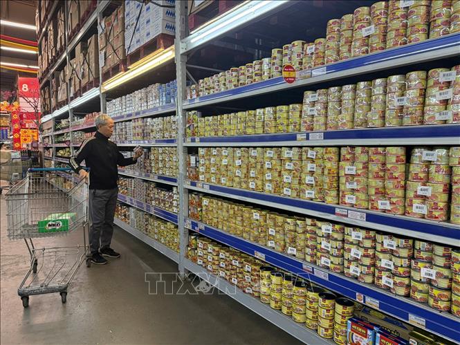 Trên các kệ hàng không còn trưng bày sản phẩm đồ hộp Hạ Long. Ảnh Tiến Vĩnh  - TTXVN 