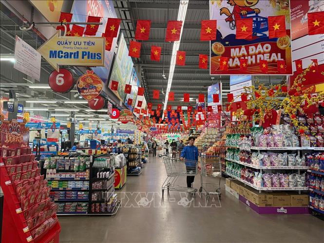 Người dân đi mua sắm bên trong siêu thị. Ảnh Tiến Vĩnh – TTXVN