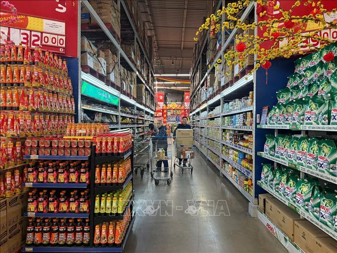 Khu vực bán đồ hộp của siêu thị. Ảnh Tiến Vĩnh  - TTXVN 