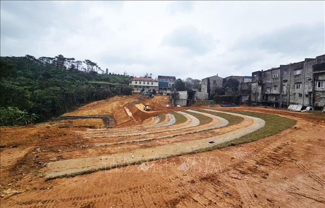 Khu vực sạt lở nghiêm trọng tại khu dân cư đường Hùng Vương, thôn 3A, xã Khe Sanh nay đã được xây dựng kè kiên cố từ chiến dịch Quang Trung. Ảnh: Tường Vi - TTXVN