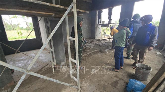 Các lực lượng khẩn trương xây dựng nhà cho người dân bị ảnh hưởng thiên tai. Ảnh: TTXVN phát