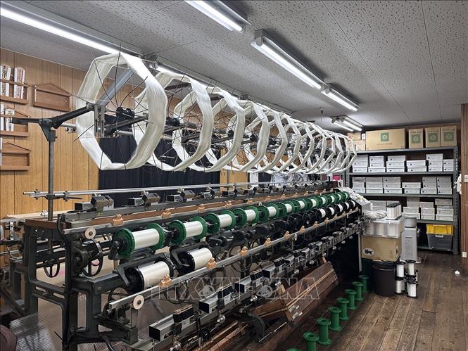 Hệ thống máy kéo sợi tơ tằm tại Marusan Hashimoto. Ảnh: Nguyễn Tuyến – PV TTXVN tại Nhật Bản