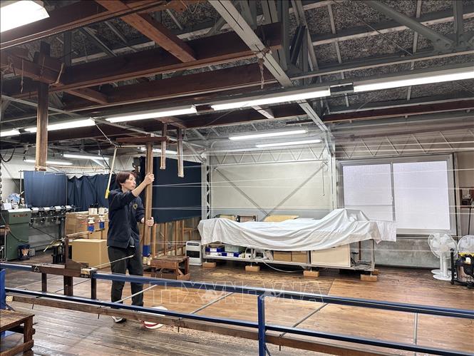 Người thợ có nhiệm vụi kéo căng sợi bằng cách chạy một khoảng cách khoảng 16 m trong kỹ thuật komayori. Ảnh: Nguyễn Tuyến – PV TTXVN tại Nhật Bản