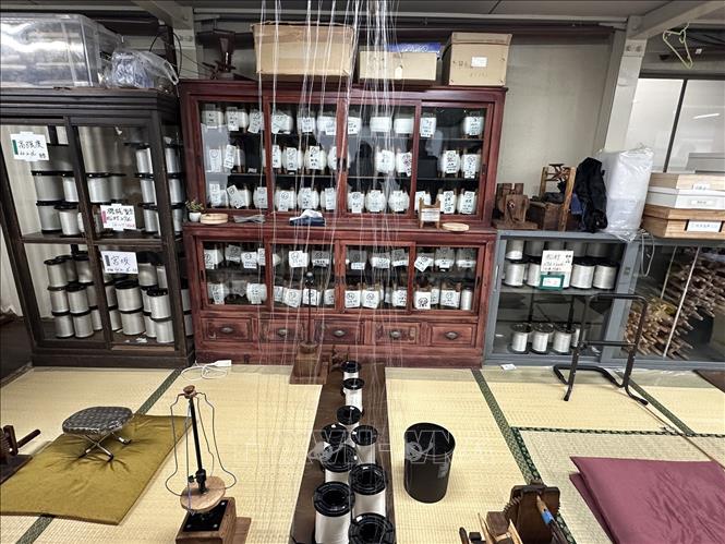 Cuộn tơ thủ công để cân bằng trọng lượng của tơ thô. Ảnh: Nguyễn Tuyến – PV TTXVN tại Nhật Bản