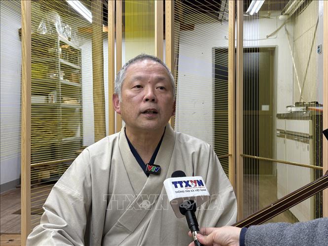 Nghệ sĩ đàn shamisen Gashu Toyozawa trả lời phỏng vấn của TTXVN. Ảnh: Xuân Giao – PV TTXVN tại Nhật Bản