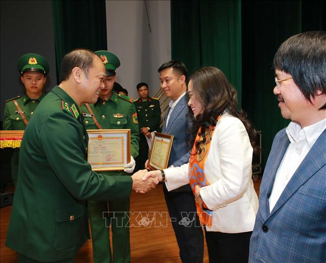 Lãnh đạo Cục Tuyên huấn trao Bằng khen của Chủ nhiệm Tổng cục Chính trị QĐND Việt Nam cho các tập thể, cá nhân. Ảnh: Trọng Đức - TTXVN
