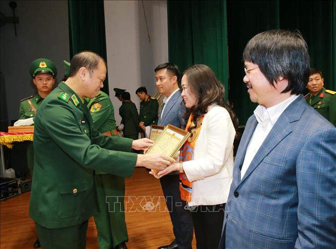 Lãnh đạo Cục Tuyên huấn trao Bằng khen của Chủ nhiệm Tổng cục Chính trị QĐND Việt Nam cho các tập thể, cá nhân. Ảnh: Trọng Đức - TTXVN