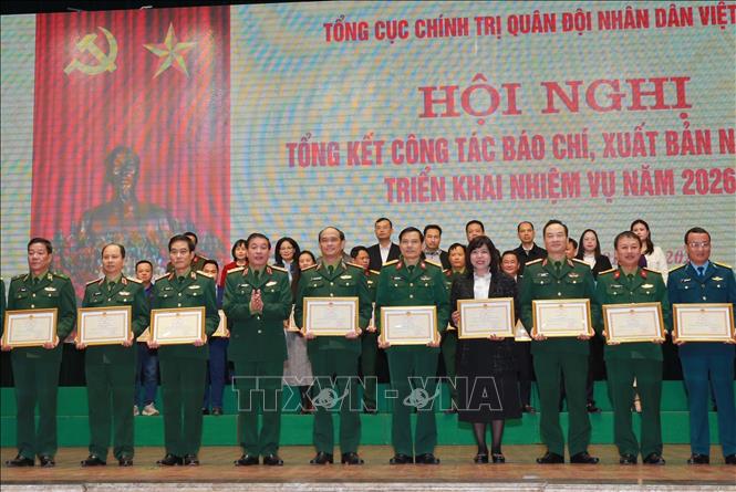 Thượng tướng Trương Thiên Tô, Phó Chủ nhiệm Tổng cục Chính trị QĐND Việt Nam trao Bằng khen của Bộ trưởng Bộ Quốc phòng cho các tập thể. cá nhân. Ảnh: TTXVN phát