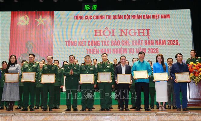 Thượng tướng Trương Thiên Tô, Phó Chủ nhiệm Tổng cục Chính trị QĐND Việt Nam trao Bằng khen của Bộ trưởng Bộ Quốc phòng cho các tập thể. cá nhân. Ảnh: TTXVN phát