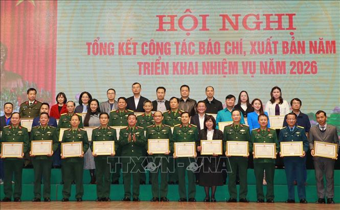 Thượng tướng Trương Thiên Tô, Phó Chủ nhiệm Tổng cục Chính trị QĐND Việt Nam trao Bằng khen của Bộ trưởng Bộ Quốc phòng cho các tập thể. cá nhân. Ảnh: TTXVN phát