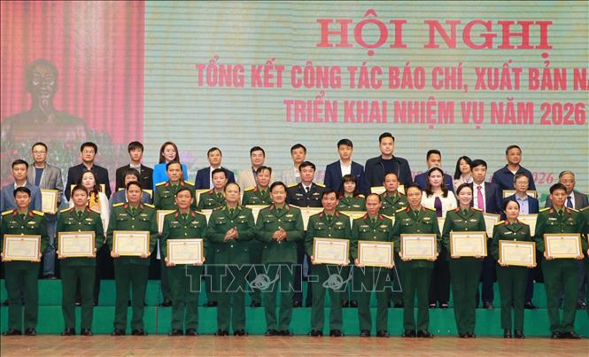 Lãnh đạo Cục Tuyên huấn trao Bằng khen của Chủ nhiệm Tổng cục Chính trị QĐND Việt Nam cho các tập thể, cá nhân. Ảnh: Trọng Đức - TTXVN