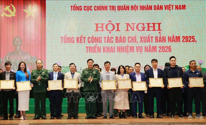 Lãnh đạo Cục Tuyên huấn trao Bằng khen của Chủ nhiệm Tổng cục Chính trị QĐND Việt Nam cho các tập thể, cá nhân. Ảnh: Trọng Đức - TTXVN