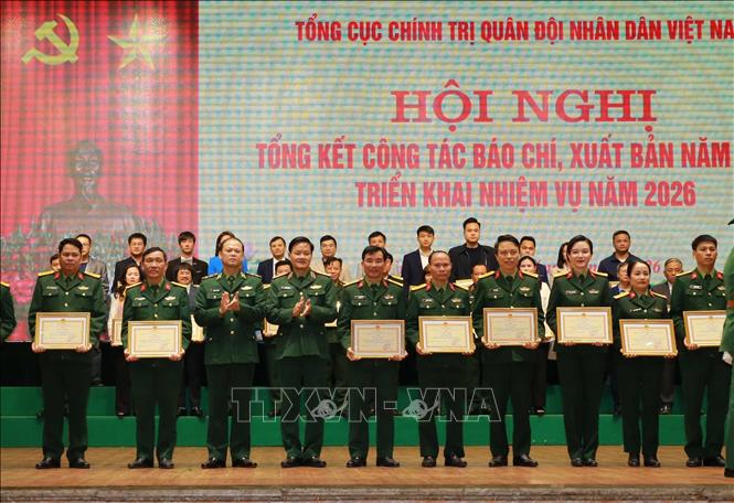 Lãnh đạo Cục Tuyên huấn trao Bằng khen của Chủ nhiệm Tổng cục Chính trị QĐND Việt Nam cho các tập thể, cá nhân. Ảnh: Trọng Đức - TTXVN