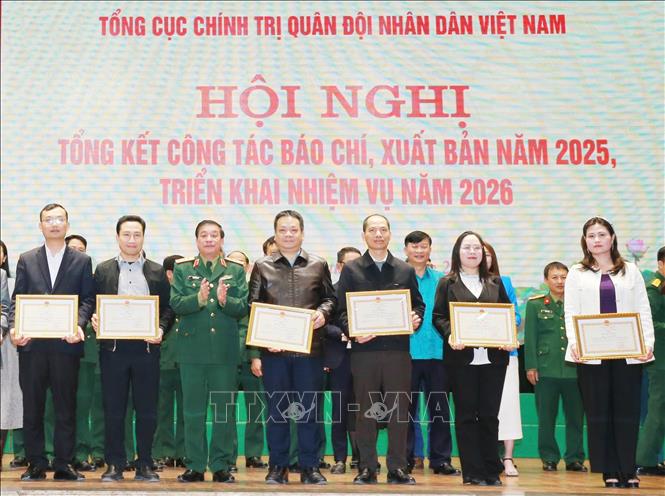 Thượng tướng Trương Thiên Tô, Phó Chủ nhiệm Tổng cục Chính trị QĐND Việt Nam trao Bằng khen của Bộ trưởng Bộ Quốc phòng cho các tập thể, cá nhân. Ảnh: Trọng Đức - TTXVN