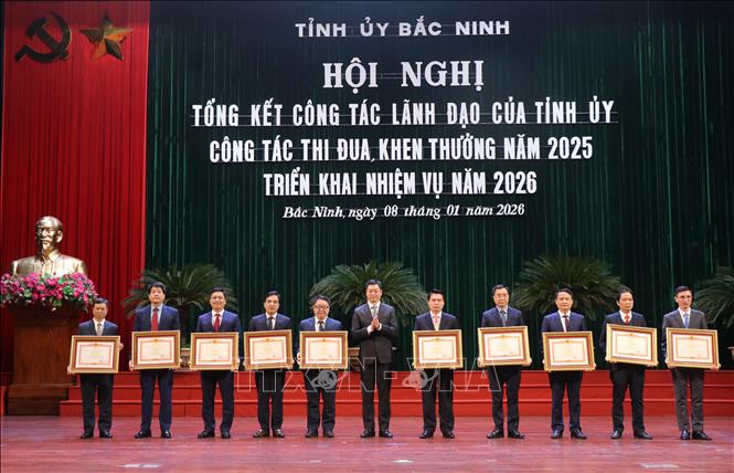 Các cá nhân có thành tích xuất sắc được khen thưởng. Ảnh: Thanh Thương - TTXVN