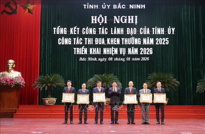 Các tập thể được nhận Bằng khen của Ban Thường vụ Tỉnh ủy Bắc Ninh. Ảnh: Thanh Thương - TTXVN