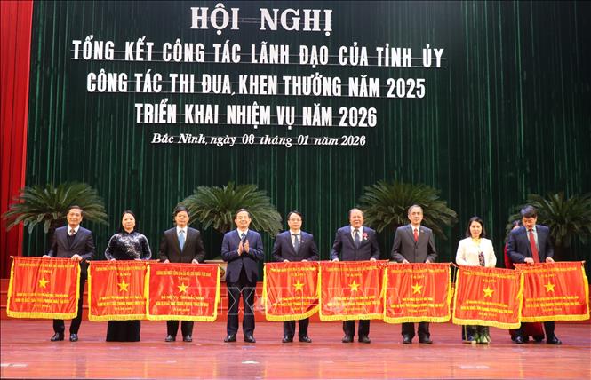 Các tập thể được nhận cờ thi đua Chính phủ. Ảnh: Thanh Thương- TTXVN