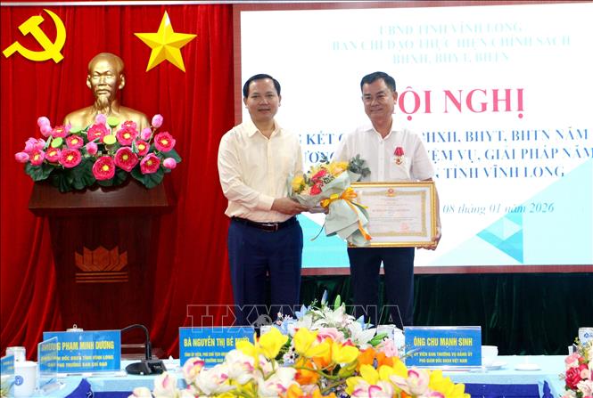 Trao Huân chương Lao động hạng Ba của Chủ tịch nước cho cá nhân có thành tích công tác xuất sắc trong năm 2025. Ảnh: Lê Thúy Hằng – TTXVN.