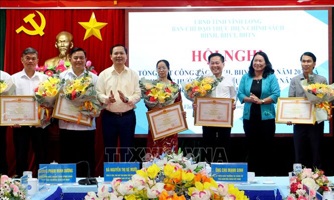 Trao Bằng khen của Thủ tướng Chính phủ cho cá nhân có thành tích công tác xuất sắc trong năm 2025. Ảnh: Lê Thúy Hằng – TTXVN.