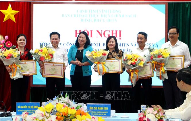 Trao Bằng khen của Chủ tịch UBND tỉnh Vĩnh Long cho các tập thể có thành tích công tác xuất sắc trong năm 2025. Ảnh: Lê Thúy Hằng – TTXVN.