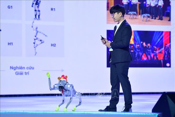 Ông Nguyễn Tuấn Huy, Trưởng phòng Marketing, Lê Hoàng Robotics đưa công nghệ robot ra mắt chương trình. Ảnh: Thu Hương - TTXVN