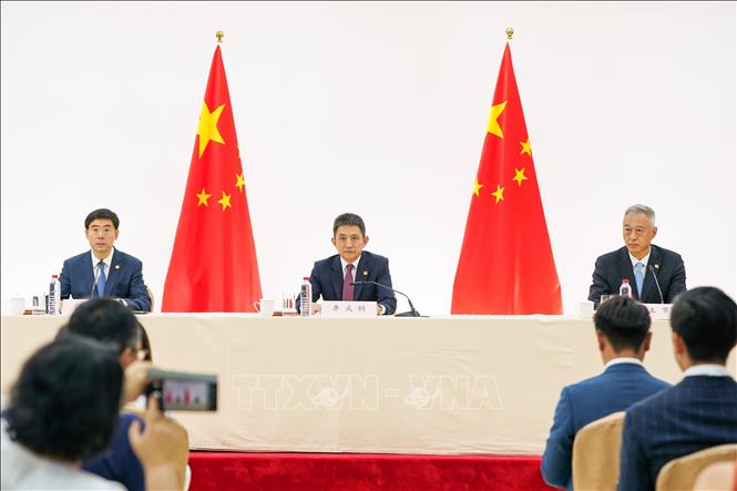 Người phát ngôn Bộ Thương mại Trung Quốc Hà Á Đông (ảnh, trái) nhấn mạnh Trung Quốc kiên quyết phản đối chiến dịch quân sự của Mỹ đối với Venezuela và Bắc Kinh sẵn sàng tiếp tục làm sâu sắc quan hệ kinh tế, thương mại với Caracas. Theo ông Hà Á Đông, hợp tác kinh tế - thương mại giữa Trung Quốc và Venezuela là sự hợp tác giữa các quốc gia có chủ quyền, được luật pháp quốc tế bảo vệ và không quốc gia nào có quyền can thiệp. Ảnh: THX/TTXVN