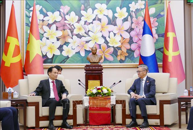 Bộ trưởng Ngoại giao Lào Thongsavan Phomvihane (phải) tiếp Đặc phái viên của Tổng Bí thư Tô Lâm, đồng chí Lê Hoài Trung, sang chúc mừng. Ảnh: Xuân Tú - PV TTXVN tại Lào