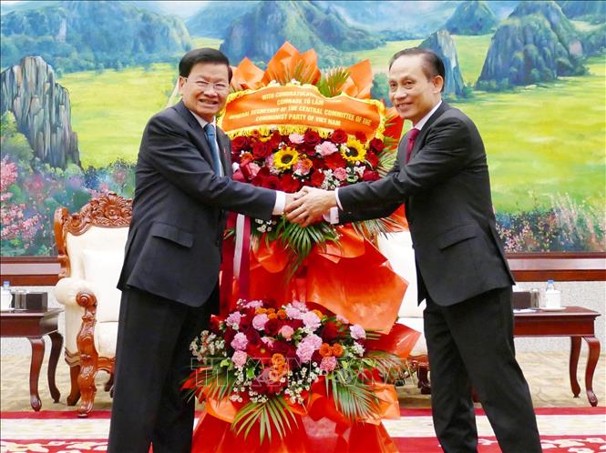 Đặc phái viên của Tổng Bí thư Tô Lâm, đồng chí Lê Hoài Trung chúc mừng Tổng Bí thư Ban Chấp hành Trung ương Đảng Nhân dân cách mạng Lào khoá XII, Chủ tịch nước Lào Thongloun Sisoulith. Ảnh: Xuân Tú - PV TTXVN tại Lào
