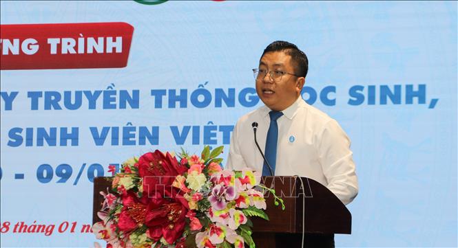 Anh Trần Việt Tuấn, Phó Bí thư Thành đoàn, Chủ tịch Hội Sinh viên Việt Nam thành phố Cần Thơ, phát biểu ôn lại truyền thống học sinh, sinh viên. Ảnh: Hồng Thái - TTXVN