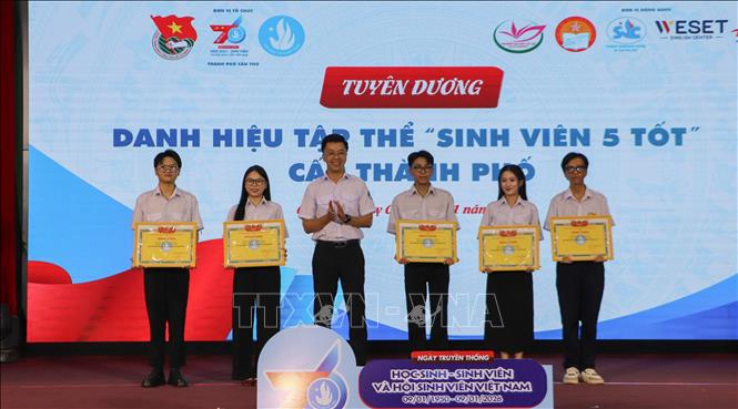  Đại diện tập thể đạt danh hiệu tập thể 